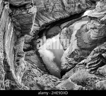 USA, Arizona, Page, Wolken spiegeln sich im Colorado River am Horseshoe Bend (bw) Stockfoto