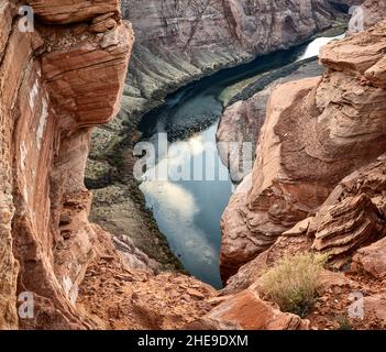 USA, Arizona, Page, Wolken spiegeln sich im Colorado River am Horseshoe Bend[ Stockfoto