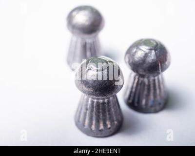 Nahaufnahme von Luftgewehrkugeln. Aufnahme auf weißem, isoliertem Hintergrund Stockfoto