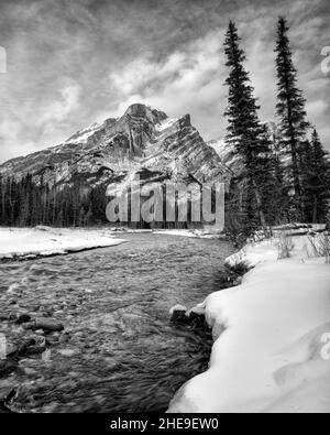 Kanada, Alberta, Kananaskis Country, Mount Kidd und der Kananaskis River (bw) Stockfoto