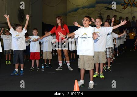 San Diego Chargers besuchen die USS Ronald Reagan 130828 Stockfoto