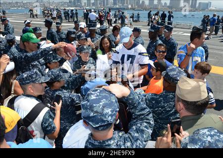 San Diego Chargers besuchen die USS Ronald Reagan 130828 Stockfoto