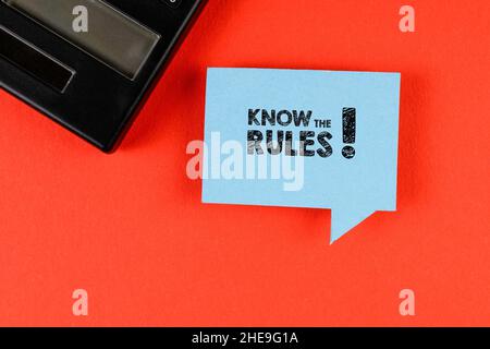 KENNEN SIE DIE REGELN. Blaue Sprechblase auf rotem Hintergrund. Stockfoto