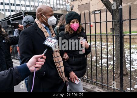 New York, NY - 9. Januar 2022: Die Präsidentin der Pächtervereinigung 344 East 28th Street, Frau Melie Aucello, spricht mit dem Bürgermeister Eric Adams über ihre Beschwerden bezüglich des neuen Immobilienmanagements Stockfoto