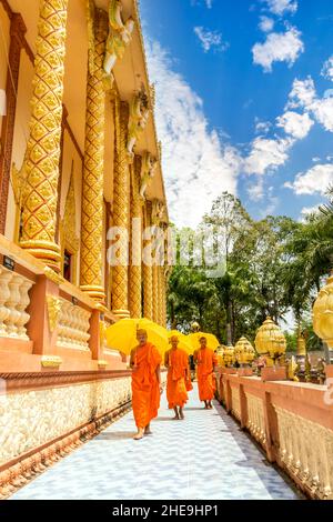 Mönche, die auf dem Tempelgelände spazieren Stockfoto