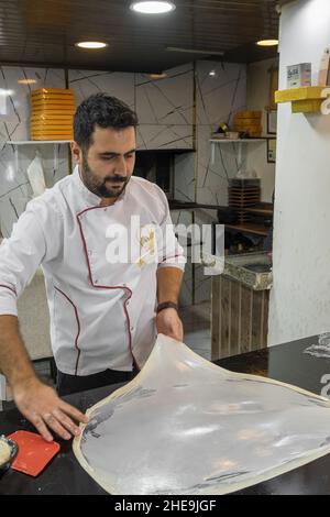 Der türkische Koch bereitet den Teig für das traditionelle, schuppige Dessert Katmer aus Gaziantep mit Pistazien-Pulver, Pute, vor Stockfoto