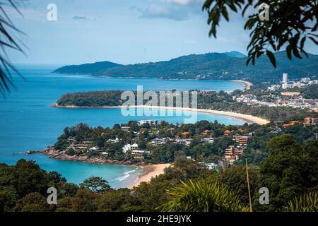 Luftaufnahme des Kata und Kata Noi Strandes in der Provinz Phuket, in Thailand Stockfoto