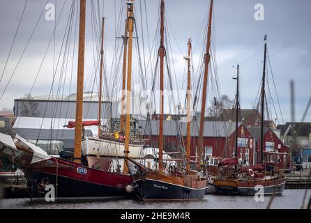 Greifswald, Deutschland. 05th Januar 2022. Traditionelle Segelschiffe werden vor der Werft im Museumshafen festgemacht. Rund 60 historische Segelschiffe, Fischtrawler und Pilotschiffe werden im Museumshafen überwintert. Aufgrund der Corona-Schutzmaßnahmen waren in den letzten zwei Jahren kaum Gästefahrten auf den alten Schiffen möglich, und die neue Anpassung der Schiffe an die neue Schiffssicherheitsverordnung stellt für viele Betreiber große Probleme dar. Einige traditionelle Schiffe mussten in den letzten Jahren bereits verschrottet werden. Quelle: Jens Büttner/dpa-Zentralbild/ZB/dpa/Alamy Live News Stockfoto