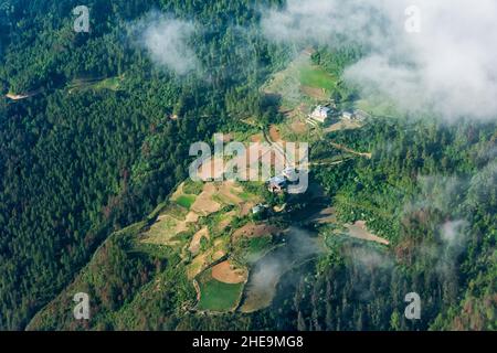 Luftaufnahme von Dorf und Ackerland in den Bergen, Bhutan Stockfoto