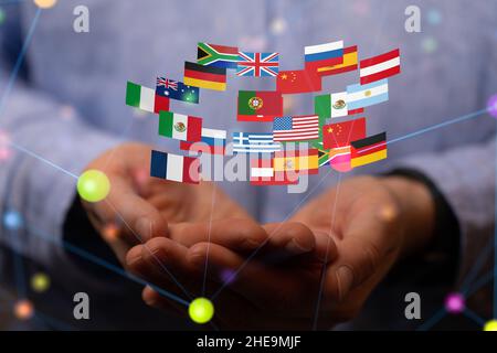 Flacher Fokus der menschlichen Hände, die die Flaggen verschiedener Länder halten, Globalisierungskonzept Stockfoto