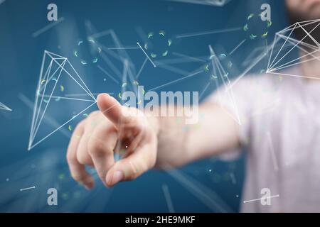 Flacher Fokus eines menschlichen Handbildes auf dem Bildschirm, dem digitalen Netzwerk und dem Datenkonzept Stockfoto