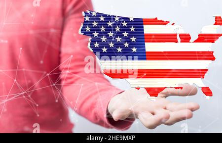 Flacher Fokus menschlicher Hände, die die Flagge der USA in Form einer Karte halten Stockfoto