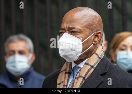 New York, New York, USA. 9th Januar 2022. Bürgermeister Eric Adams spricht während der Pressekonferenz mit dem US-Senator Charles Schumer vor dem Bellevue Krankenhaus. Senator Schumer kündigte zusammen mit Bürgermeister Eric Adams, der Vertreterin Ritchie Torres und medizinischen Beamten der Stadt an, dass die FEMA zusätzliche $1 Milliarden an COVID-verwüstete städtische Krankenhäuser liefern wird, um die Nachfrage und Kosten weiterhin zu decken und gleichzeitig die Versorgung und den Service für kritische Patienten sicherzustellen. (Bild: © Lev Radin/Pacific Press via ZUMA Press Wire) Stockfoto