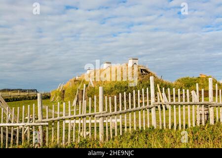 Viking Long House in L'Anse aux Meadows National Historic Site, Great Northern Peninsula, Neufundland, Kanada. Stockfoto