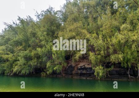 Malerischer Blick auf den Fluss Kalihiwai in der Nähe des Strandes von Kalihiwai auf der Insel Kauai, Hawaii Stockfoto