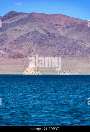 Blick auf den Pyramid Lake in Nevada, USA. Wunderschönes blaues Wasser und blauer Himmel im Kontrast zur braunen und gelben pyramidenförmigen Felsformation Stockfoto