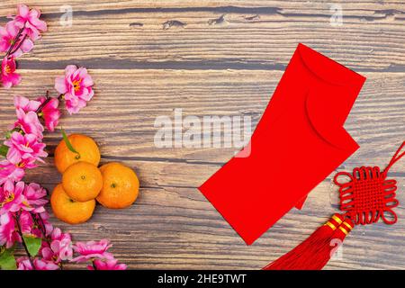 Flaches Lay von Accessoires chinesisches Neujahr 2022 und Dekorationen Lunar Neujahr Festival Konzept Hintergrund. Draufsicht. Platz kopieren, Vorlage Stockfoto