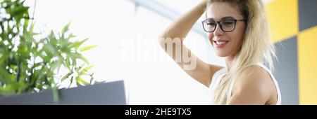 Charmanter Mitarbeiter in weißem Kleid Stockfoto