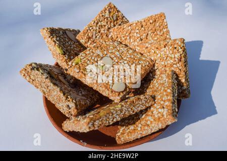 Badam Pista Gur Patti Gajak . Es besteht aus Zacken- und Sesamplatten mit Mandeln und Pistachhio Stockfoto