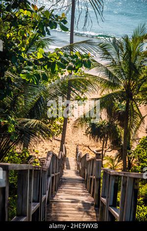 Nai thon Strand und die Holztreppen in Phuket, Thailand Stockfoto