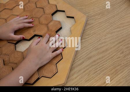 Konzept des kreativen logischen Denkens. Holzblöcke. Geometrische Formen in verschiedenen Farben. Stockfoto