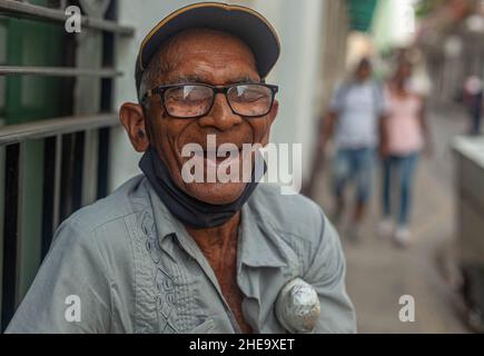 Porträt eines älteren Bettlers mit einer Behinderung, Cartagena de Indias, Kolumbien. Stockfoto