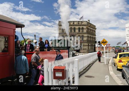 Touristendampfzug an der Harbourside Station im historischen viktorianischen Viertel von Oamaru, Steampunk HQ im Hintergrund von Neuseeland Stockfoto