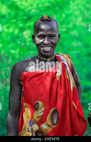 Omo River Valley, Äthiopien, November 2020, Männer in traditionellen Outfits vom Mursi-Stamm Stockfoto