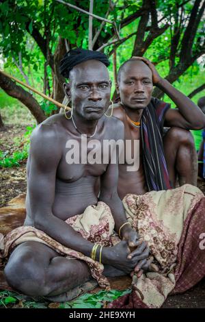 Omo River Valley, Äthiopien, November 2020, Männer in traditionellen Outfits vom Mursi-Stamm Stockfoto