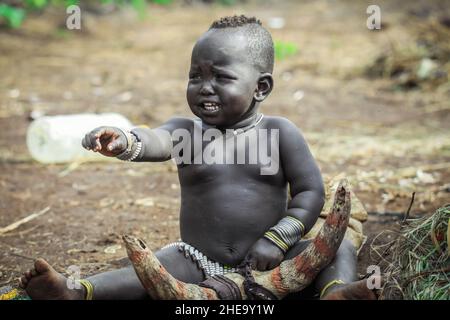 Omo River Valley, Äthiopien, November 2020, Porträt eines Babys aus dem Stamm der Mursi Stockfoto