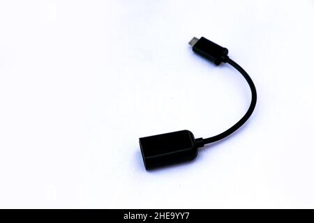 Eine Draufsicht auf ein isoliertes USB-OTG-Kabel auf weißem Hintergrund Stockfoto