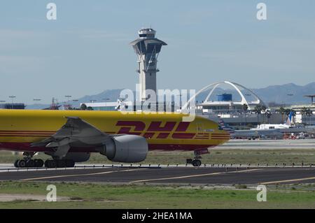 DHL Boeing 767 mit der Registrierung N981NN im Rollverkehr am LAX, Los Angeles International Airport. Stockfoto