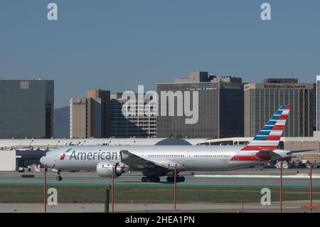 American Airlines Boeing 777-323(er) mit dem Kennzeichen N735AT landet am LAX, Los Angeles International Airport. Stockfoto