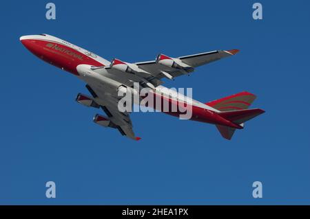 National Airlines '30th Anniversary Livery' Boeing 747-446(BCF) mit der Registrierung N936CA, Abfahrt ab Los Angeles International Airport. Stockfoto