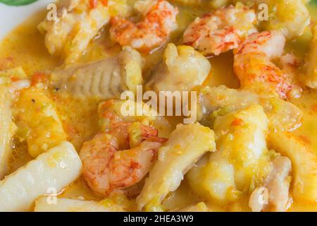 Ein Eintopf mit verschiedenen Fischen und Meeresfrüchten in der Sauce. Traditionelles Essen. Stockfoto