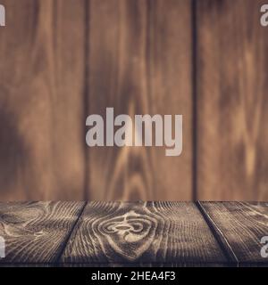 Holzhintergrund - Tisch mit Holzwand. Holztisch Hintergrund. Leere Anzeige. Stockfoto
