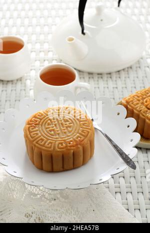 Während des Mid Autumn Festivals werden den Freunden oder der Familie Fn Mooncakes angeboten, die mit Tee serviert werden Stockfoto