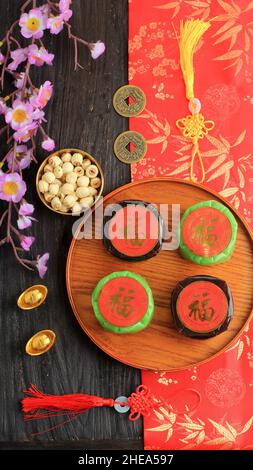 Chinesischer Neujahrskuchen (mit dem chinesischen Schriftzeichen „Fu“ bedeutet „Glück“). Beliebt als Kue Keranjang oder Dodol China in Indonesien. Rotes Konzept Stockfoto