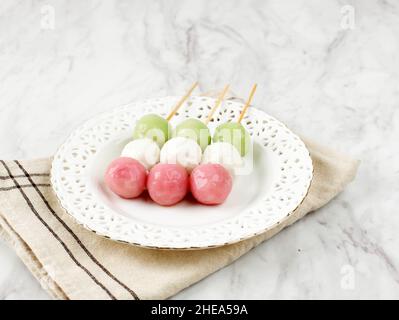 Japanische drei farbige Knödel Sanshoku Dango auf weißem Teller Stockfoto