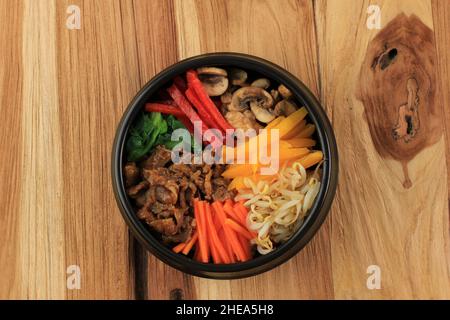 Bibimbap, koreanischer würziger Salat mit Reisschüssel, traditionell koreanische Küche. Draufsicht Stockfoto