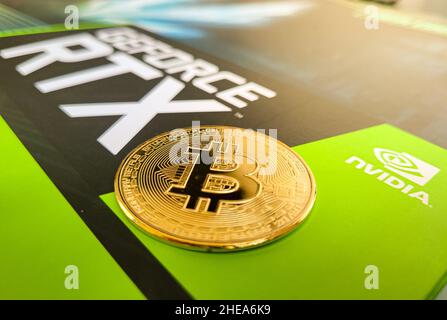 Penang, Malaysia - 9. Januar 2022: Goldene Bitcoin-Token-Münze auf einer Nvidia GPU. Bitcoin Mining-Konzepte. Stockfoto