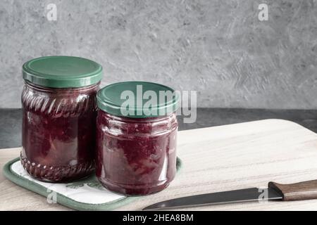 Hausgemachte Konservenkonserven: Rüben in einem Glasgefäß, in Dosen mit Tomaten, Zwiebeln, Karotten zum Kochen Borscht, mit einem Metalldeckel verschlossen. Vorderansicht, Kopierbereich Stockfoto