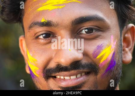 Nahaufnahme der Augen eines jungen indischen Mannes, die mit Farbstoff bedeckt waren, beim Holi-Festival in westbengalen, Indien. Stockfoto