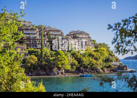 Budva, Montenegro - 25. September 2021. Dukley Gardens Apartment-Komplex in Budva, Montenegro Stockfoto