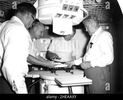 DIESES FOTO WURDE NACH DER DR. VON BRAUN WECHSELTE VON SEINEM POSTEN ALS DIREKTOR DES MARSHALL SPACE FLIGHT CENTER (MSFC) ZUM STELLVERTRETENDEN STELLVERTRETENDEN STELLVERTRETENDEN ADMINISTRATOR FÜR DIE PLANUNG AM NASA-HAUPTSITZ. AM 27. JUNI 1970 BESUCHTE ER DIE MSFC WÄHREND DES 10TH-JÄHRIGEN BESTEHENS DES ZENTRUMS ERNEUT, UM SICH EIN MODELL DES RAUMSCHIFFS ANZUSEHEN, DAS SPÄTER ALS SKYLAB BEKANNT SEIN WÜRDE. ANDERE AUF DEM FOTO SIND VON LINKS NACH RECHTS: KARL HEIMBURG, DIREKTOR DES RAUMFAHRTLABORS; HERMANN K. WEIDNER, DIREKTOR FÜR WISSENSCHAFT UND TECHNIK UND GEORGE HARDY VOM RAUMFAHRTLABOR. Stockfoto