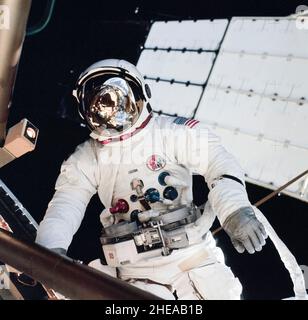 (6. August 1973) --- Astronaut Jack R. Lousma, Pilot Skylab 3, nimmt an der Extravehicular Activity (EVA) am 6. August 1973 Teil, bei der er und Astronaut Owen K. Garriott, Wissenschaftspilot, den zweipoligen Sonnenschutz eingesetzt haben, um den Orbital Workshop (OWS) zu beschatten. Beachten Sie die auffällige Reflexion der Erde in Lousmas Helmvisier. Dieses Foto wurde mit einer Hasselblad-Kamera aus dem Jahr 70mm aufgenommen Stockfoto