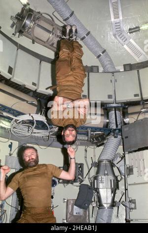 (16. Nov. 1973-8. Feb. 1974) --- zwei der drei Skylab 4 (Third Manning) Astronauten zeigen die 'Magie', die in der Schwerelosigkeit des Weltraums erreicht werden kann. Astronaut Gerald D. Carr, Missionskommandant, setzt seinen Zeigefinger ein, um den Piloten William R. Pogue im Orbital Workshop (OWS) auszusetzen. Die beiden "Zauberer" absolvierten fast drei Monate an Bord der erdumkreisenden Skylab-Raumstation, viel Zeit, um diese Vollbärte zu wachsen Stockfoto