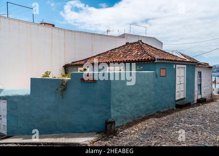 Santa Cruz de La Palma, Spanien - 13. August 2021: Malerisch abfallende Straßen mit kolonialer Architektur aus bunten Häusern. Viertel von San Sebastian A Stockfoto