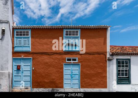 Santa Cruz de La Palma, Spanien - 13. August 2021: Traditionelle Kolonialarchitektur der Kanarischen Inseln mit bunten Häusern. Viertel von San Sebastian al Stockfoto