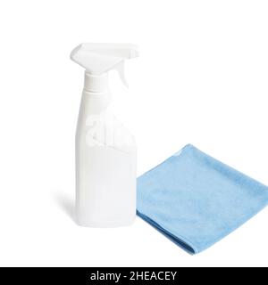 Sprühflasche mit Reinigungs-Serviette isoliert auf weißem Hintergrund. Eco Reinigungskonzept, Oberflächenabwischen mit saugfähigem Tissueschild, Spray und Absorptionsmittel Stockfoto